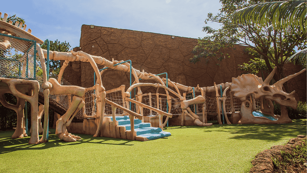 O espaço kids do Vale dos Dinossauros Olímpia transforma pequenos curiosos em grandes paleontólogos. Será que seu filho vai encontrar o próximo T-Rex?